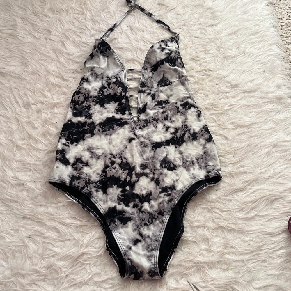 HOLLISTER MARBLE CLOUD ONE PIECE